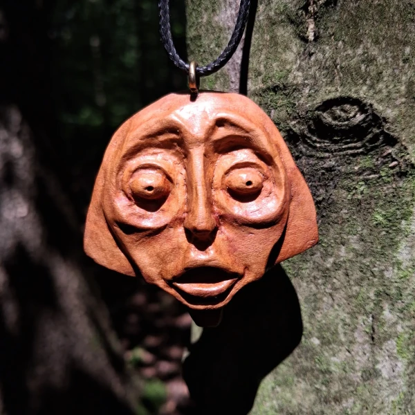 Zadziwienie - Ręcznie rzeźbiona drewniana zawieszka / Wonder - Hand-carved wooden pendant